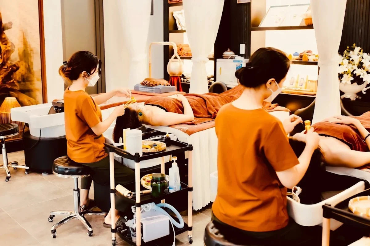 Kỹ thuật viên thực hiện trị liệu cho khách trong không gian yên tĩnh tại Gạo Tấm Spa