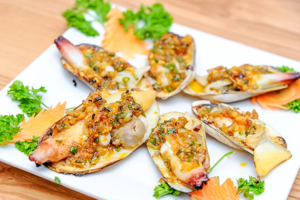 Grilled geoduck offers a crunchy sweetness combined with the fragrant and rich taste of scallion oil