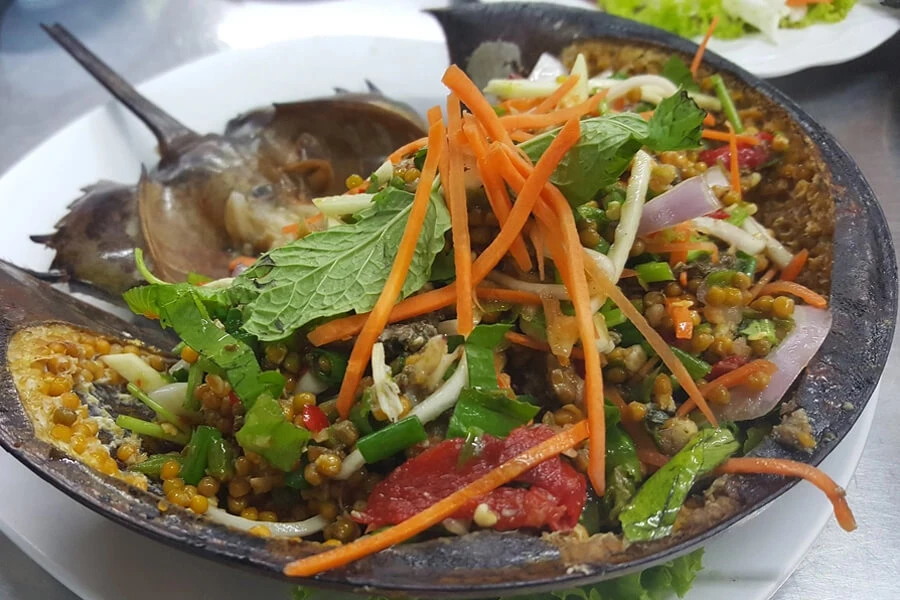 Cat Ba specialty horseshoe crab salad is mixed from horseshoe crab meat and herbs, offering an appealing sweet and sour spicy flavor
