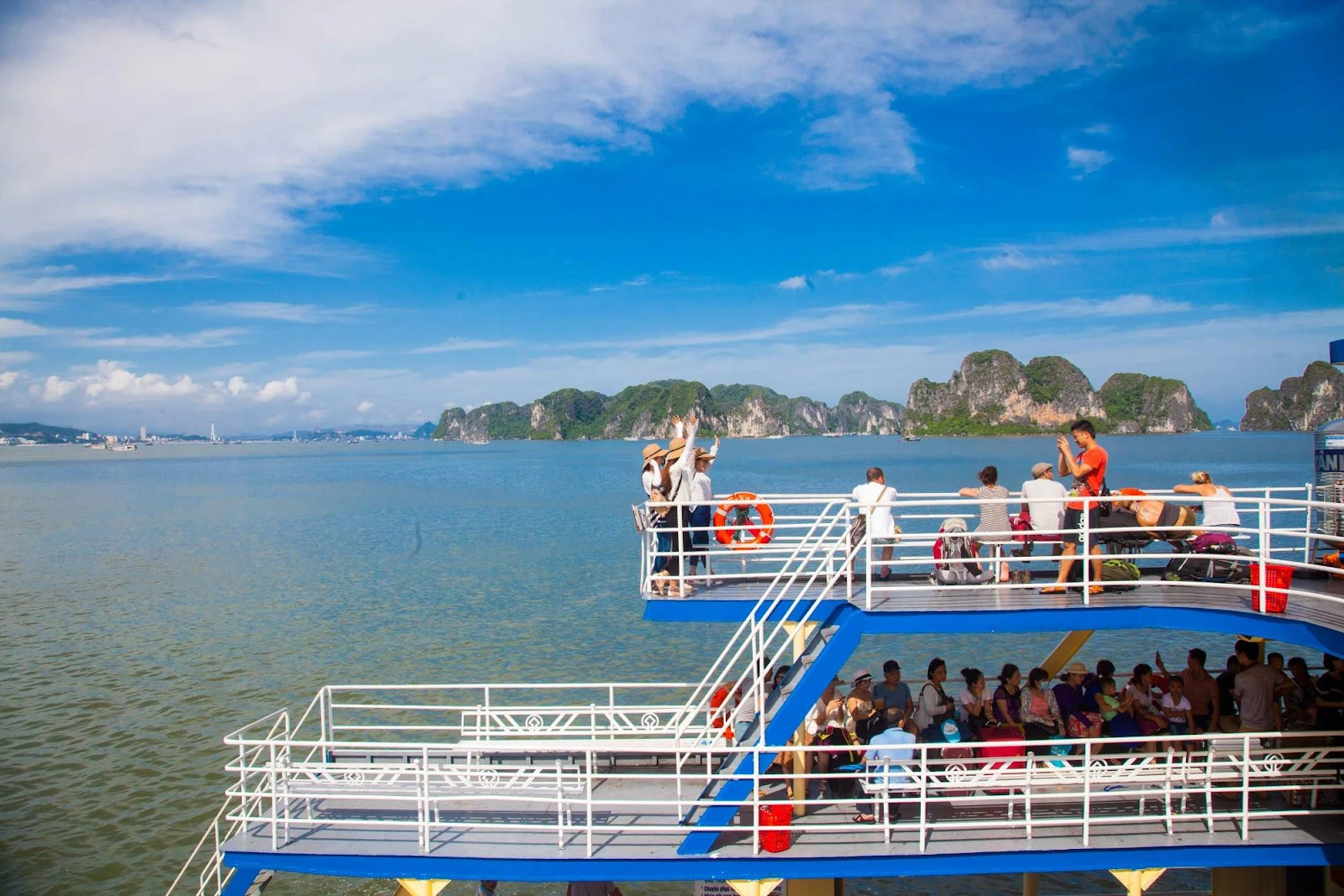 Visitors can admire the majestic scenery of the heritage area while traveling by ferry to Cat Ba