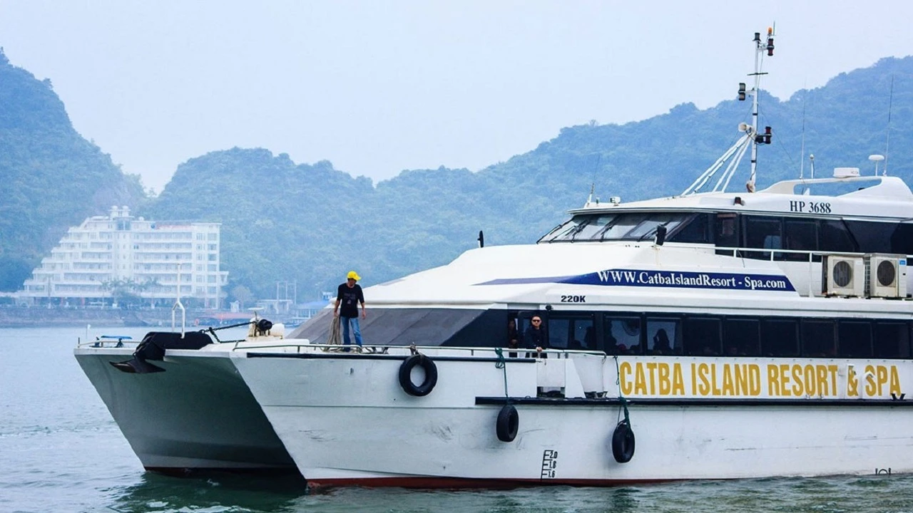 A high-speed boat is a fast and convenient means of transport to Cat Ba