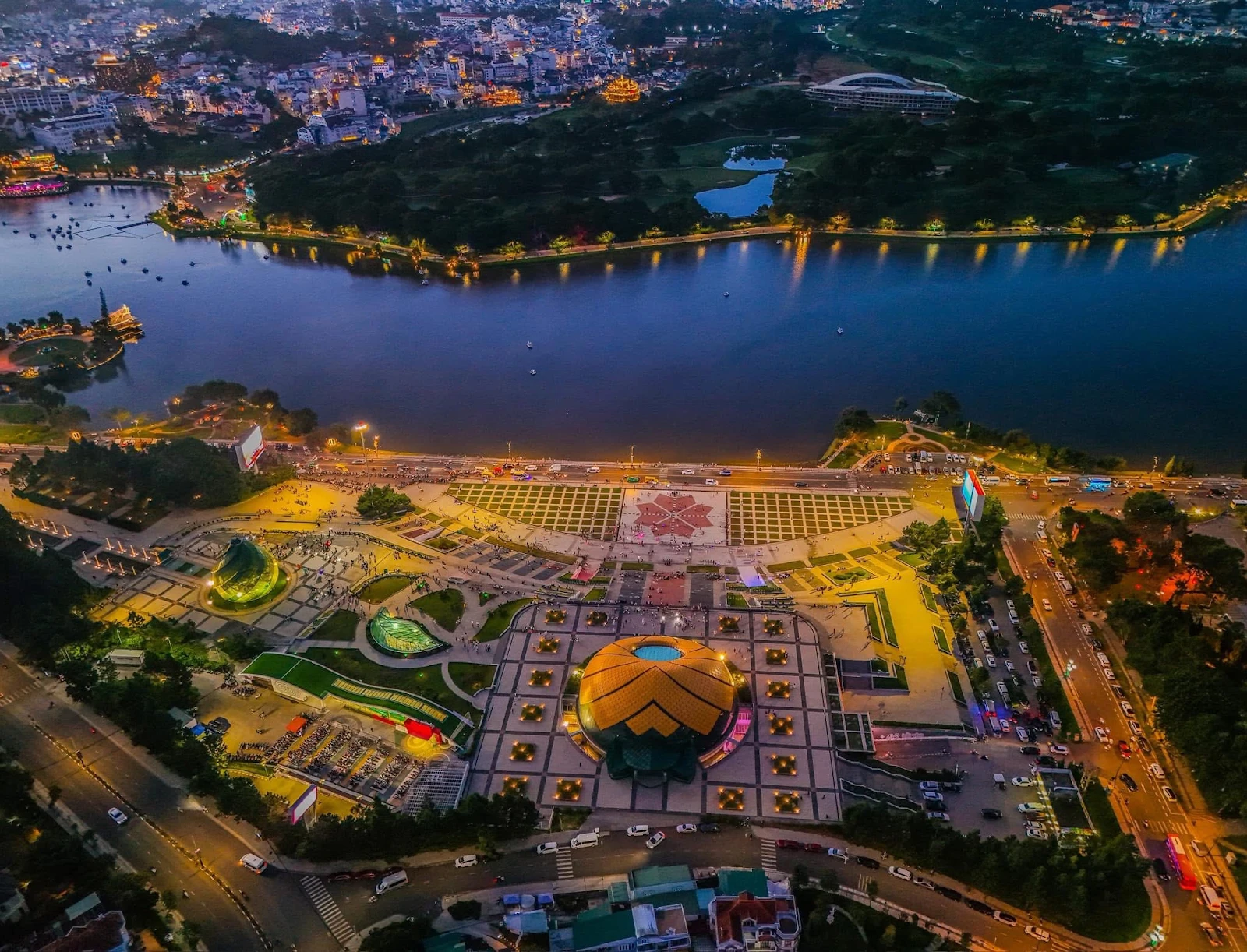 Lam Vien Square lit up at night