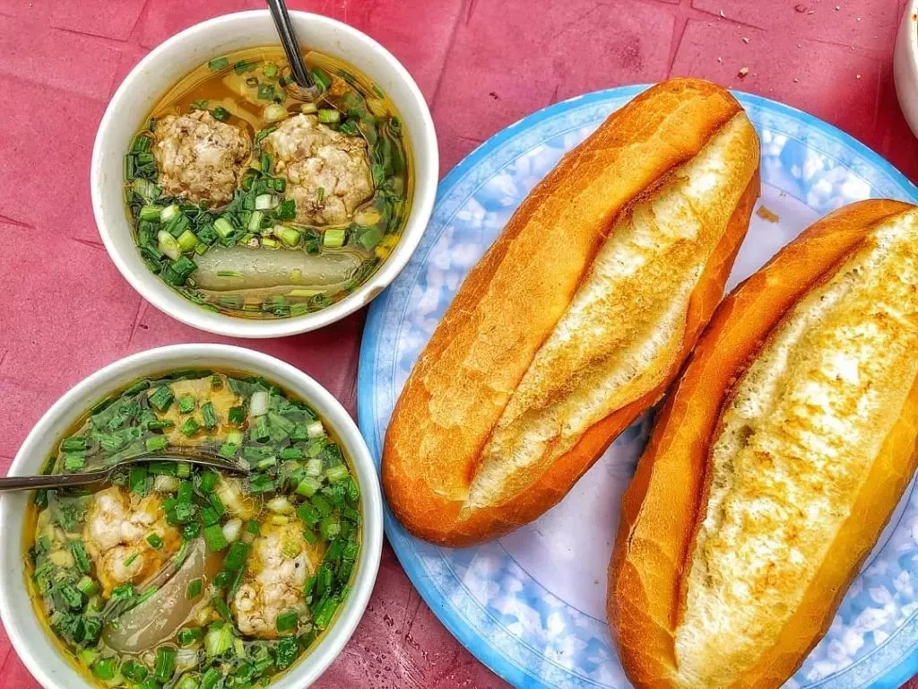 Hot Da Lat bread with meatballs is a must-try dish in the chilly weather