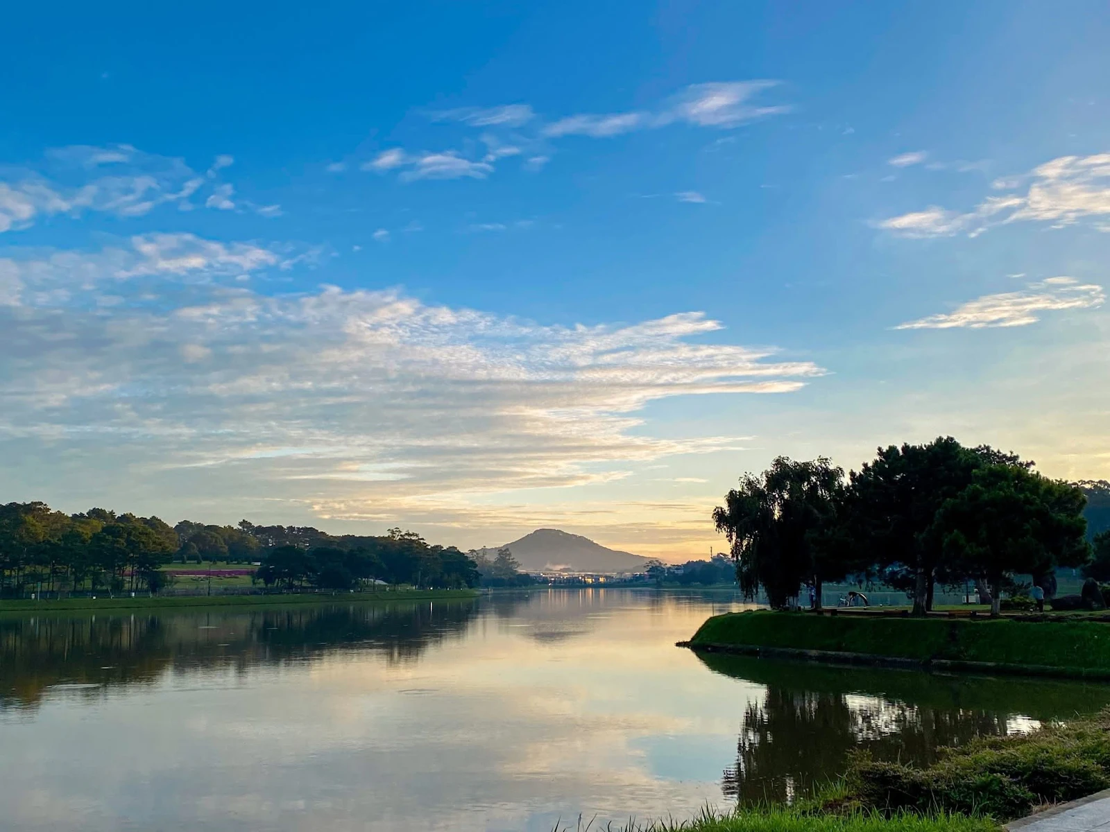 The scenery of Xuan Huong Lake in the early morning