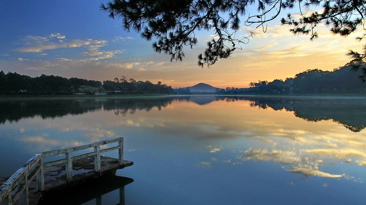 A very poetic morning at Xuan Huong Lake