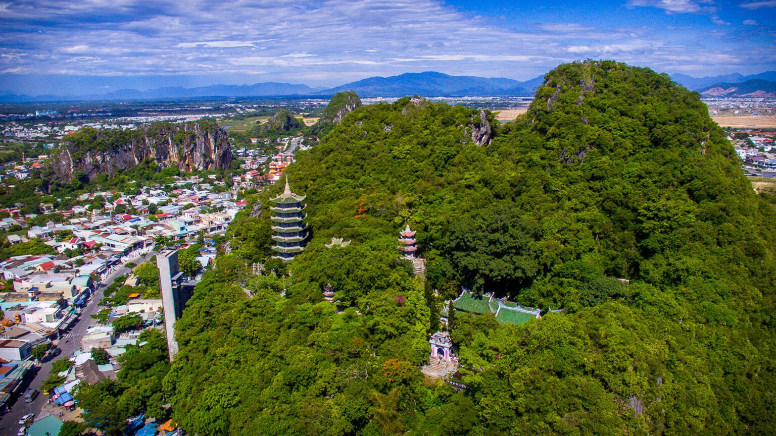 Toàn thể quần thể Ngũ Hành Sơn núi non hùng vĩ
