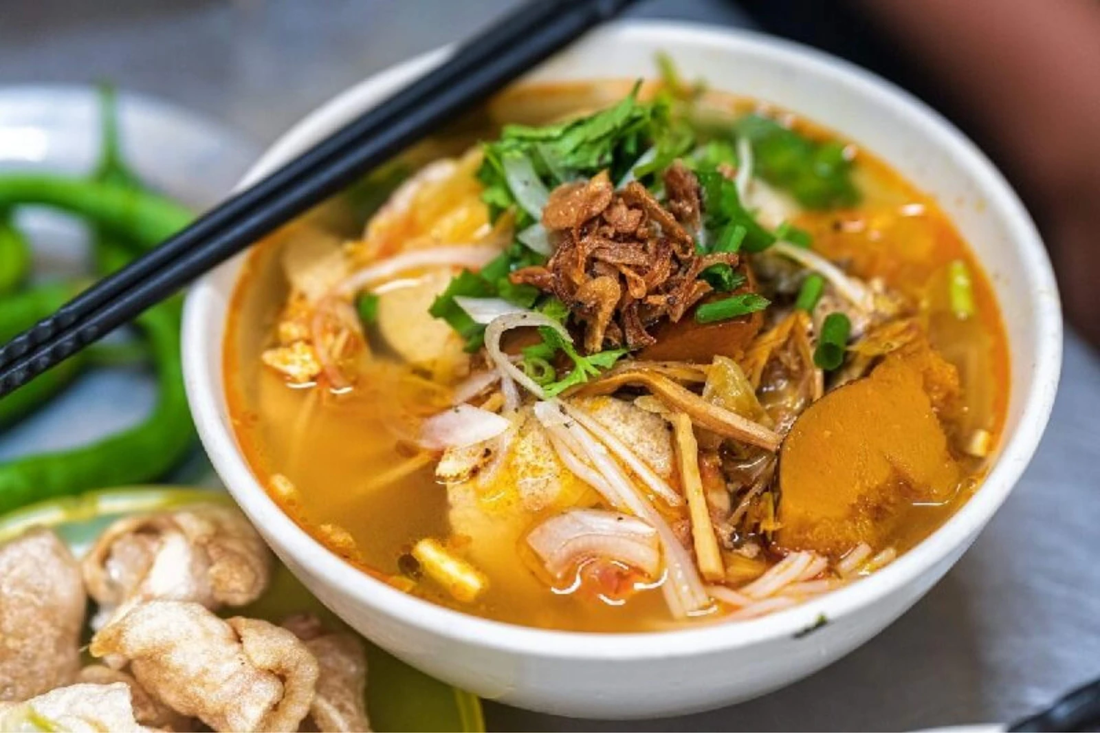 Bún chả cá Đà Nẵng với nước dùng thanh ngọt từ vị hải sản tươi