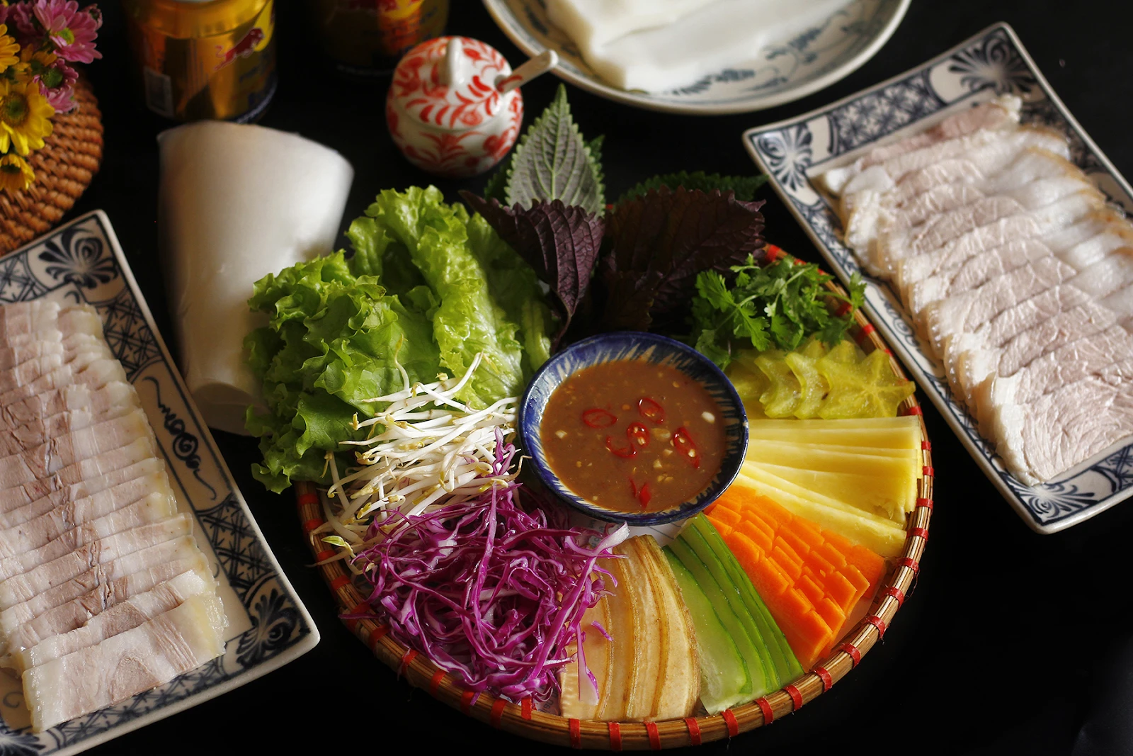 Bánh tráng cuốn thịt heo Đà Nẵng đặc biệt với miếng thịt cắt lát dài và nhiều loại rau sống
