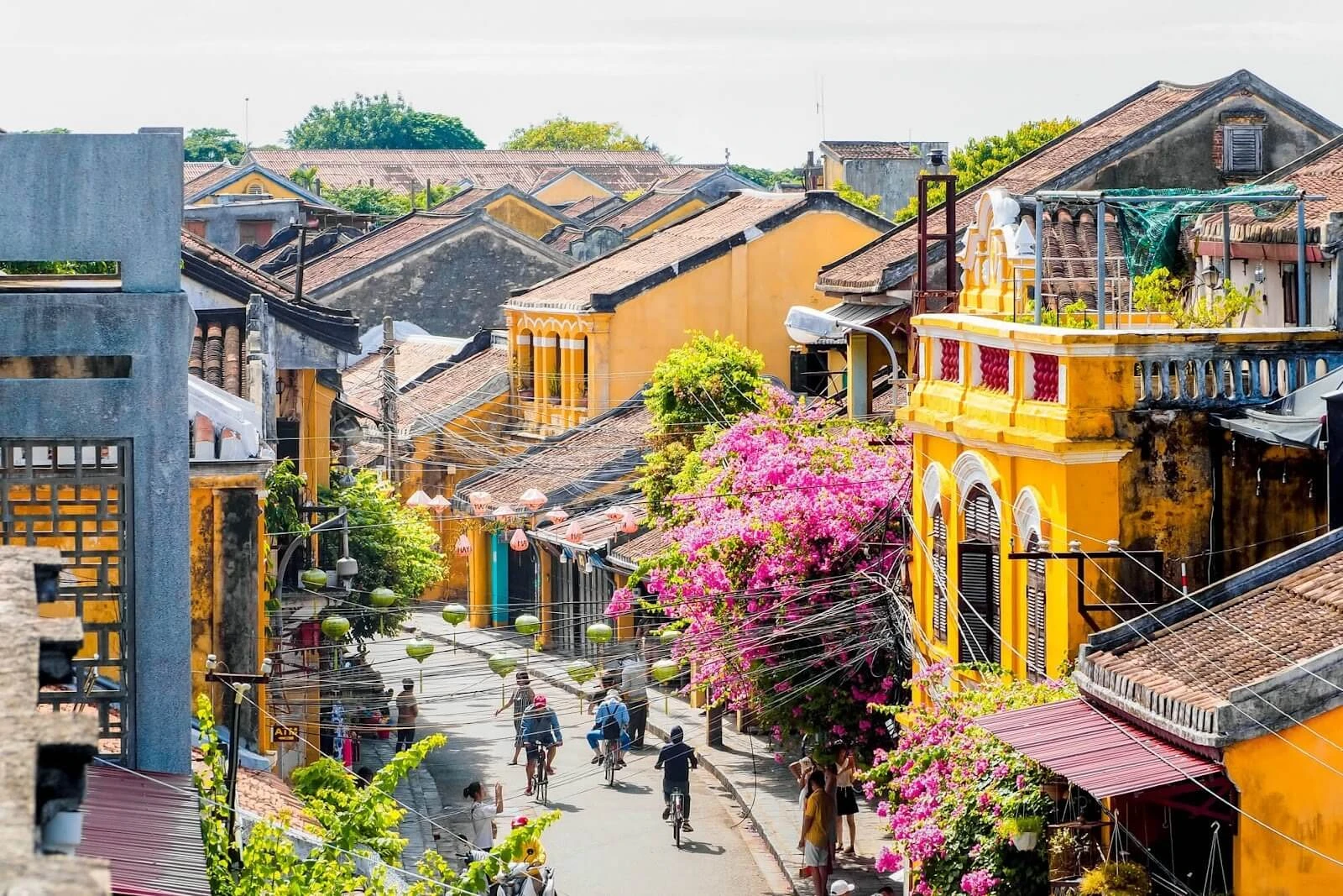 Đường phố Hội An khoác trên mình sự cổ kính và nét đẹp dịu dàng