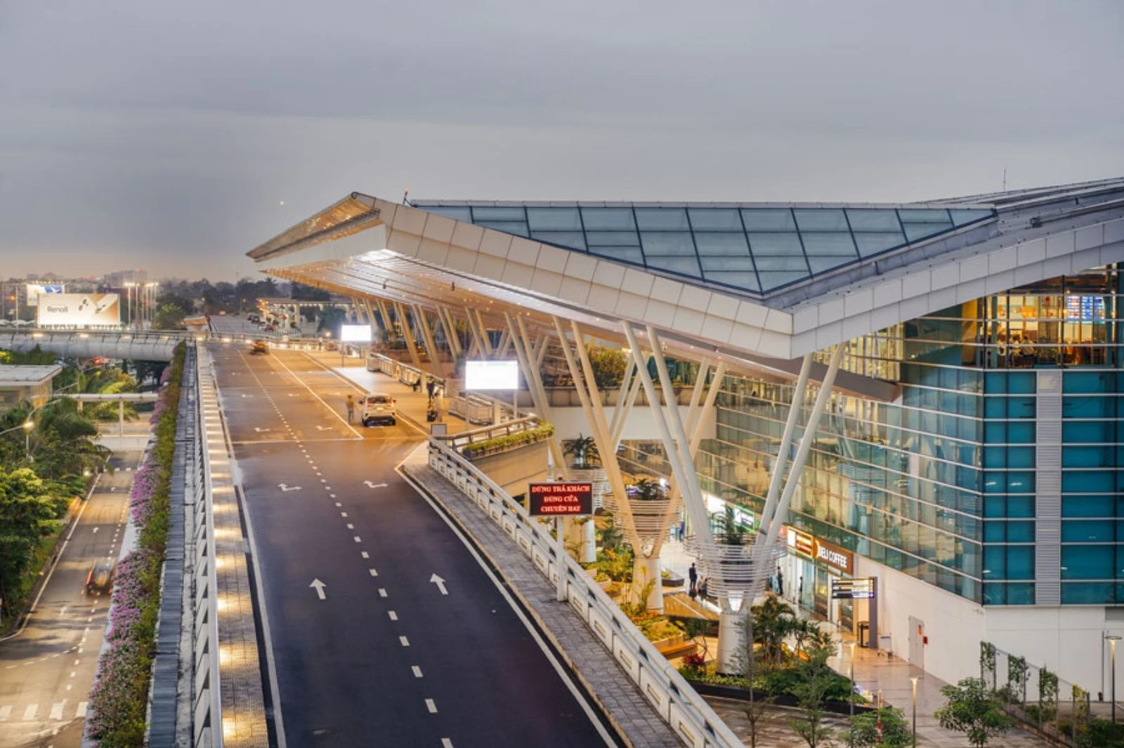 Sân bay quốc tế Đà Nẵng vào buổi tối