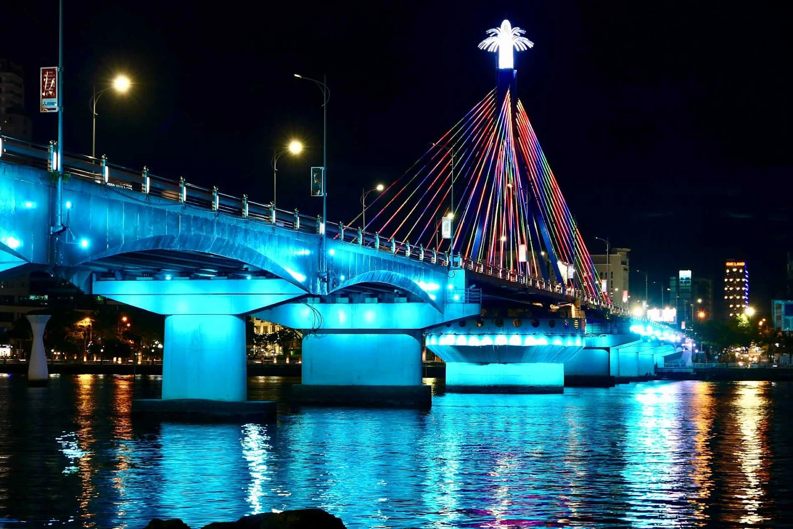 Cầu quay trên sông Hàn chính là niềm tự hào của người dân Đà Nẵng