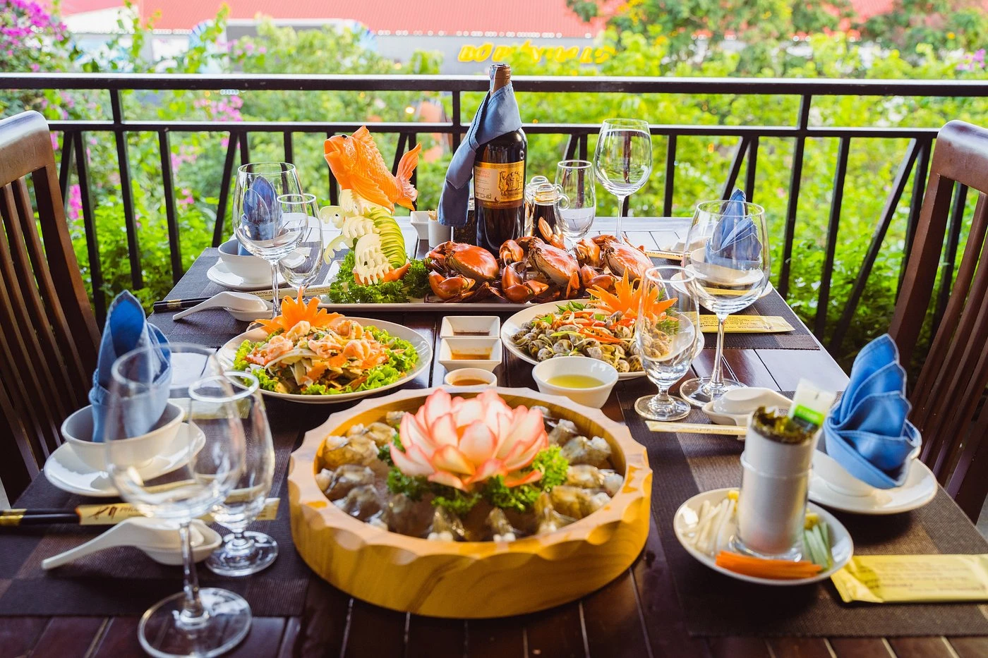 A seafood table in the spacious interior of Phuong Nam Restaurant in Ha Long