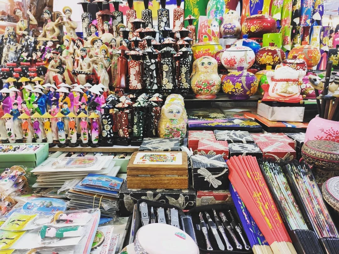 Handcrafted souvenirs such as paper fans, seashell items, and dolls as ideal gift options