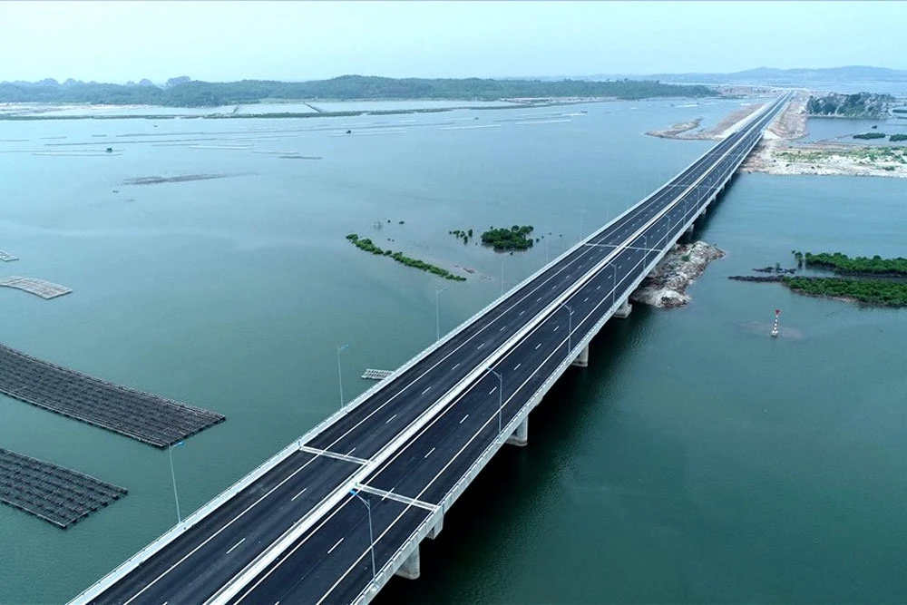 Traveling on the expressway during a trip to the coastal city