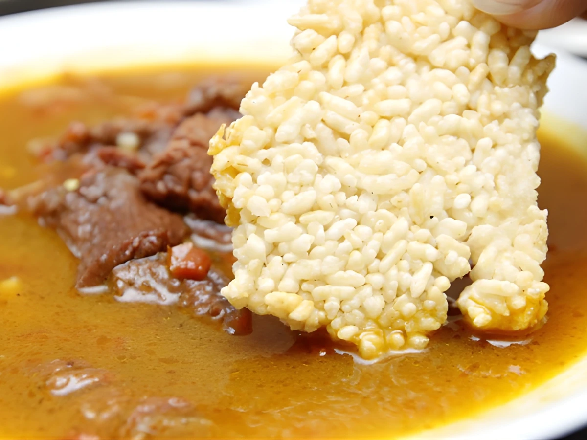 Cơm cháy ăn cùng với sốt thịt dê sền sệt đặc trưng