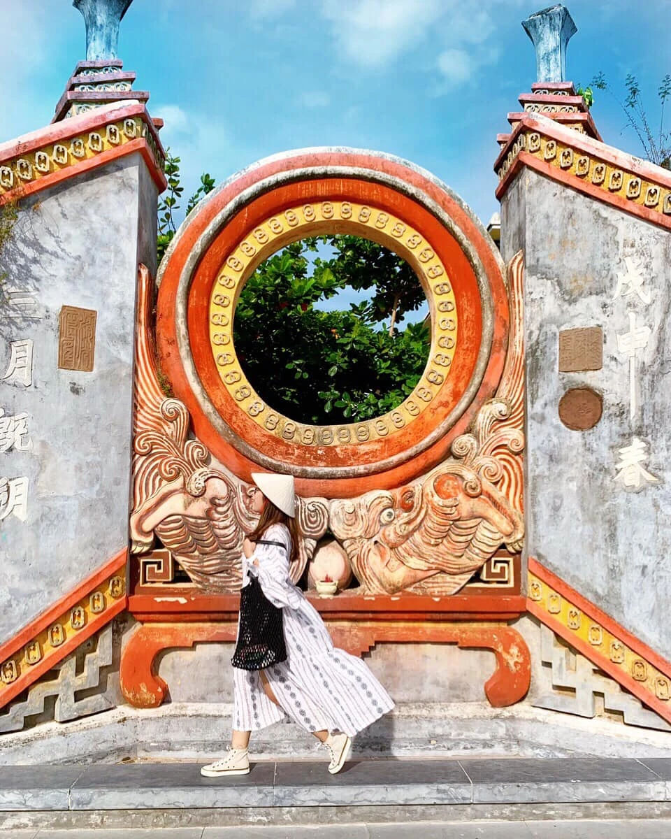 Du khách chụp ảnh tại cổng Chùa Bà Mụ sau trùng tu