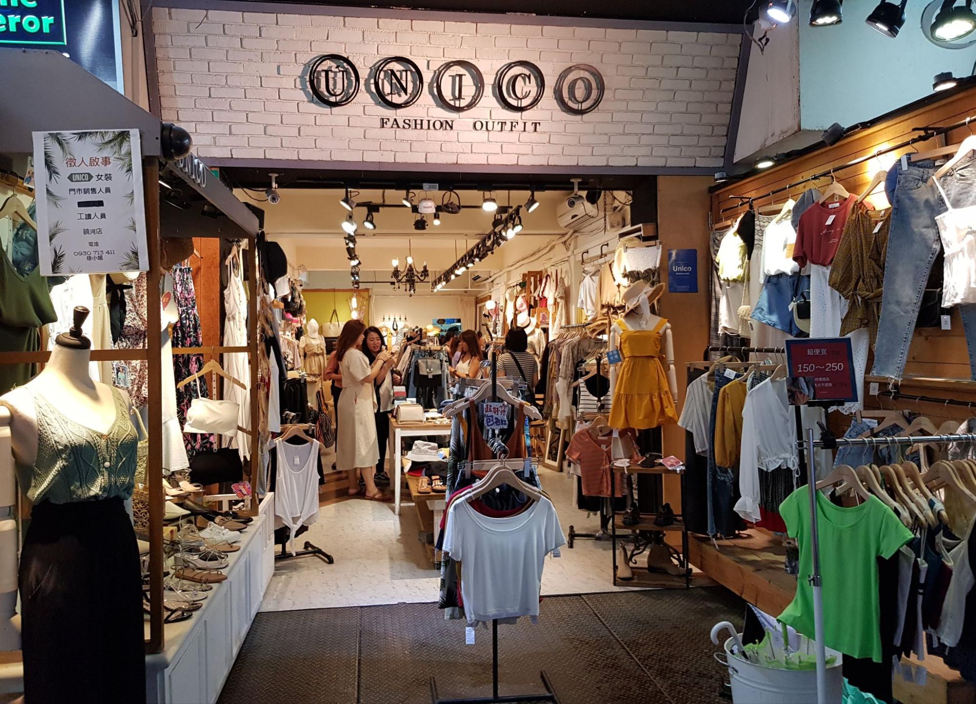 Gian hàng thời trang chợ đêm Đài Bắc thu hút du khách