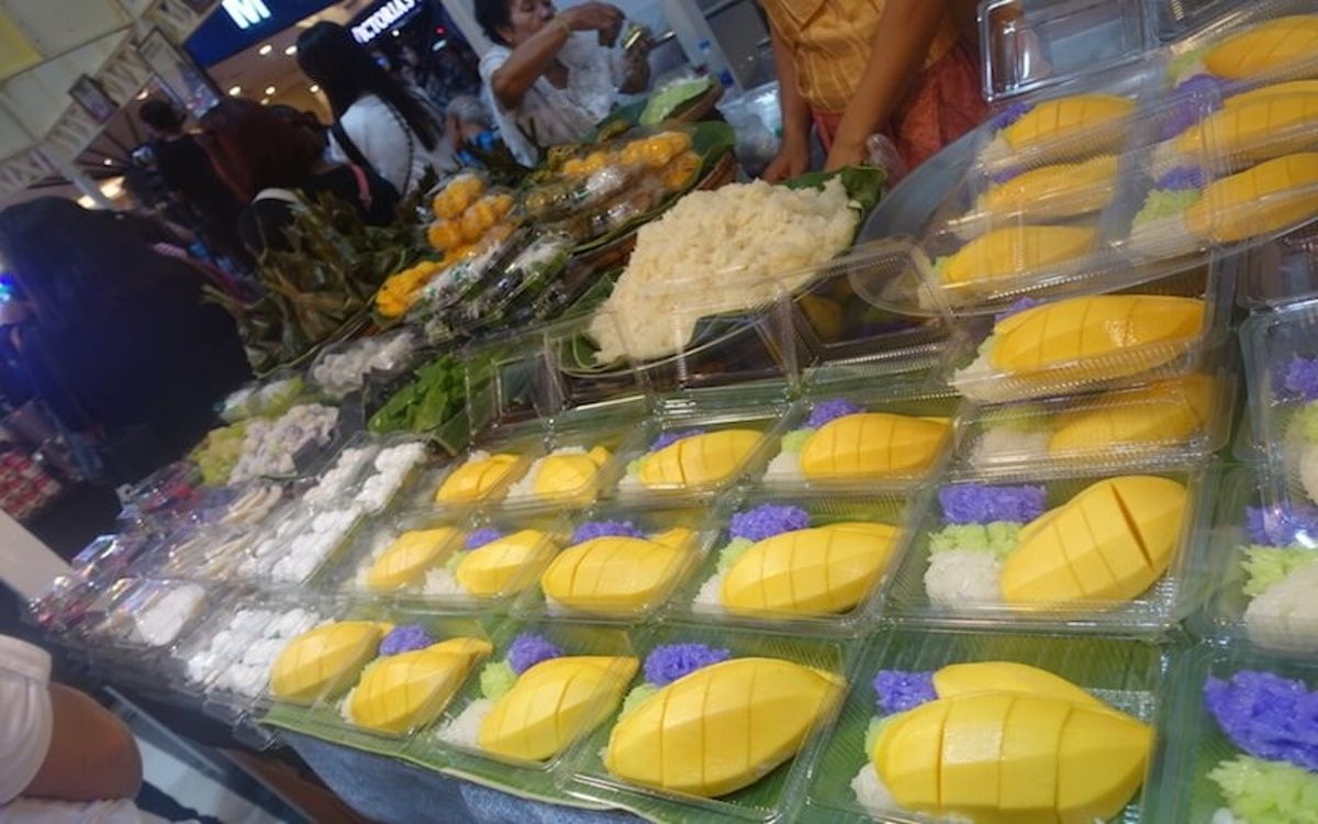 Xôi xoài Thái Lan được bán trong chợ nổi