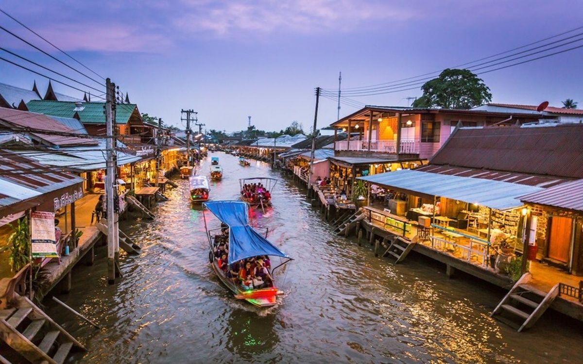 Thuyền chở du khách tham quan giữa chợ nổi Thái Lan đông đúc
