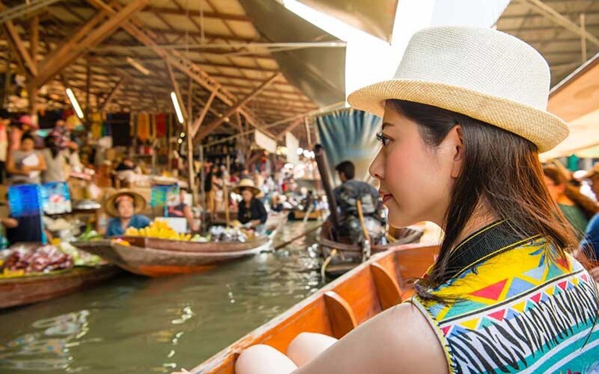 Du khách ngồi thuyền tham quan chợ nổi Damnoen Saduak