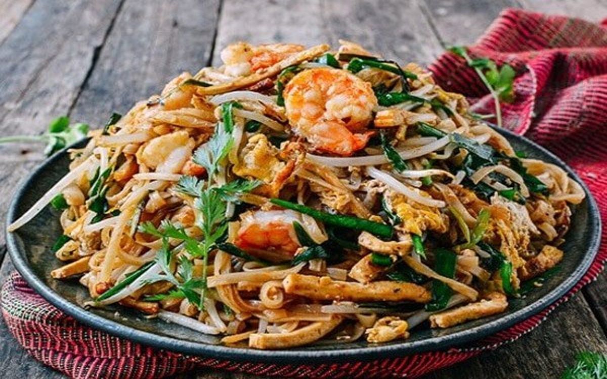 Pad Thai tôm nóng hổi ở Damnoen Saduak