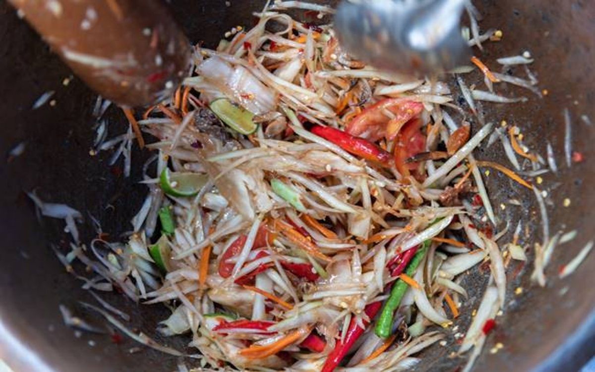 Gỏi đu đủ Thái trộn tay trong cối truyền thống