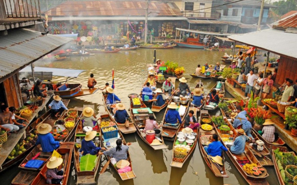 Khung cảnh chợ nổi Thái Lan với thuyền bán trái cây, đồ ăn, người mua bán tấp nập