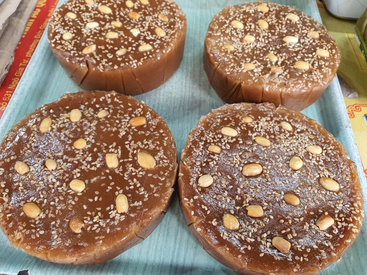 Bánh tài lồng ệp Quảng Ninh màu nâu caramel, rắc vừng và lạc