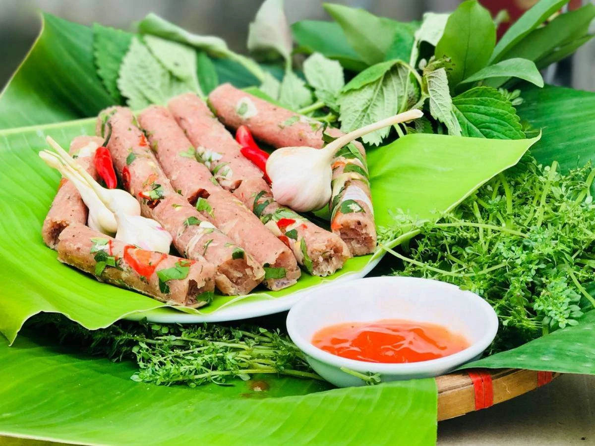 Quang Ninh pork specialties served on banana leaves with herbs and garlic