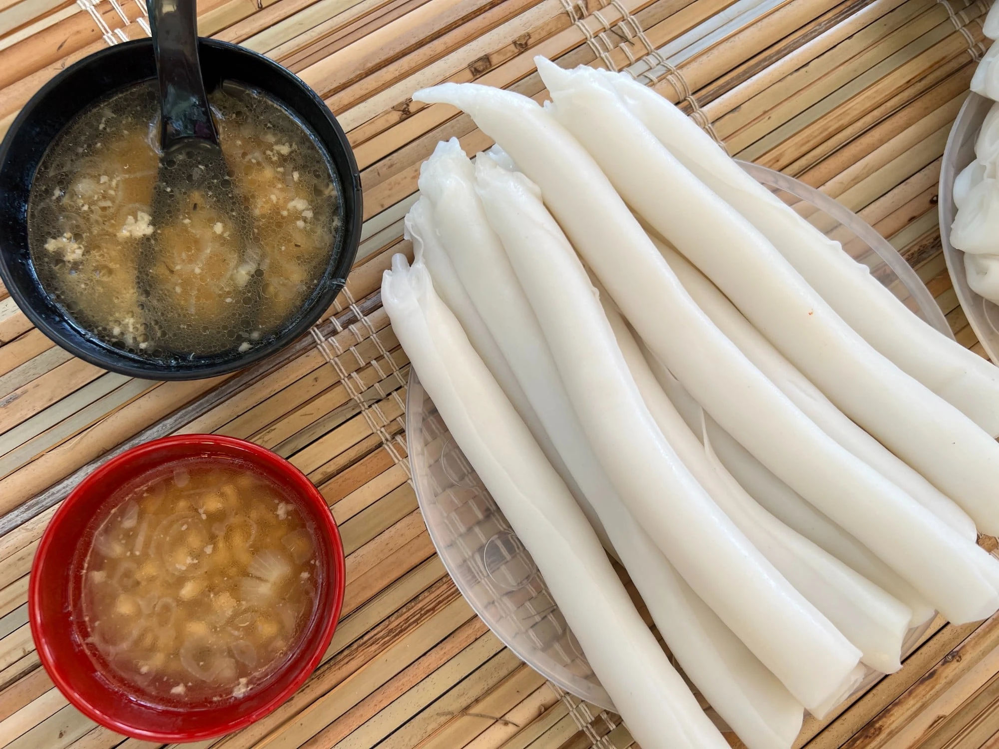 Bánh gật gù Tiên Yên dài trắng, dùng cùng nước mắm phi hành