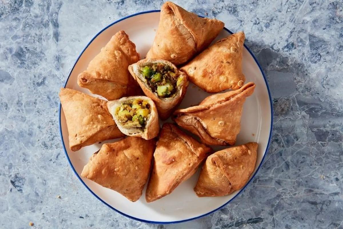 Bánh gối Samosa hình tam giác với lớp vỏ ngoài chiên giòn