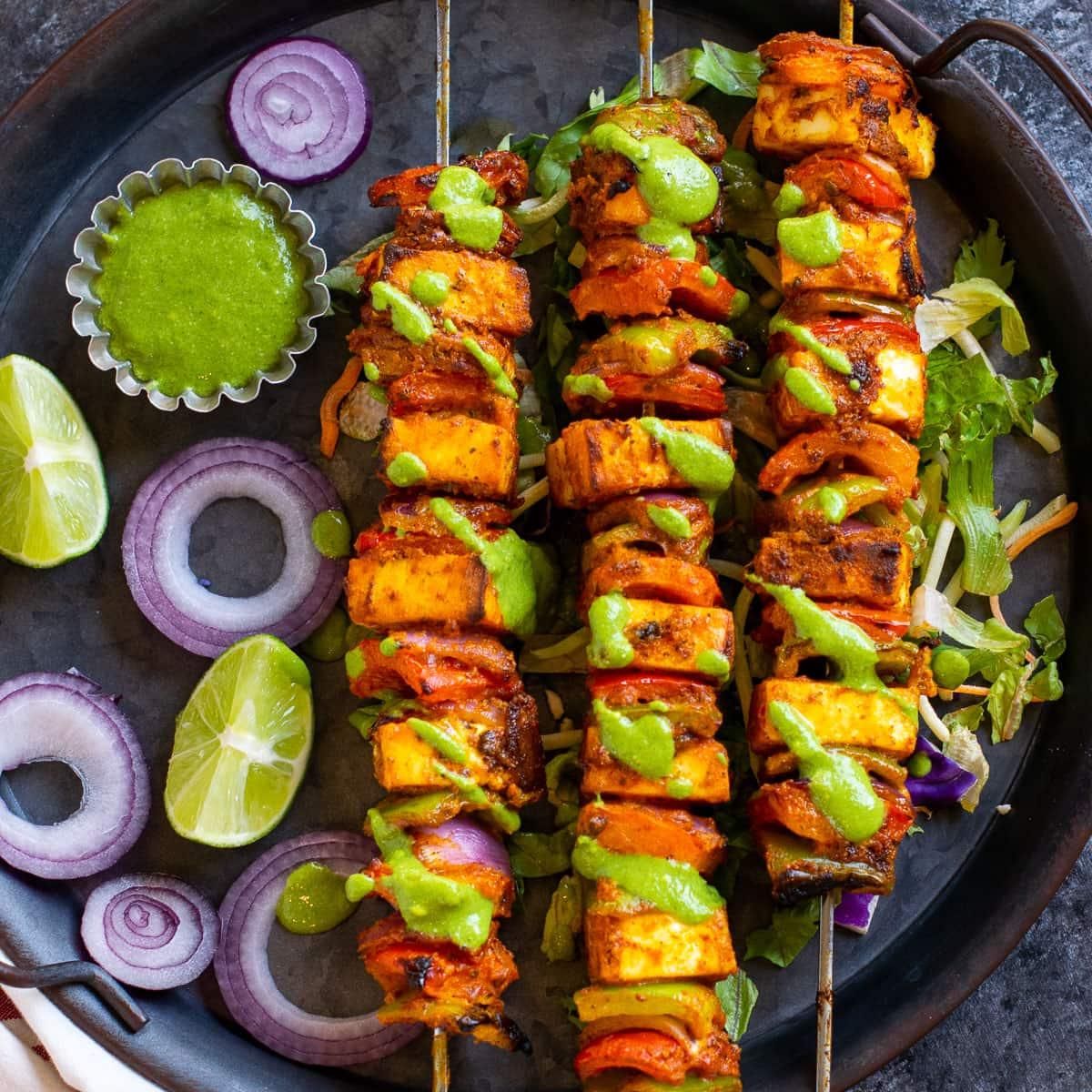 Phô mai tươi nướng cùng ớt chuông, hành tây và nướng trong lò tandoor.