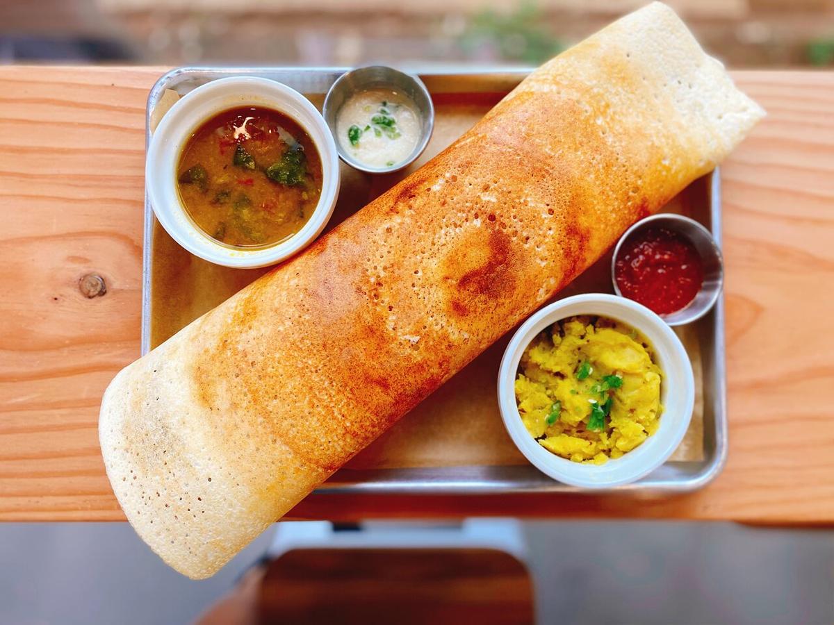 Masala dosa là một loại bánh xèo mỏng, giòn rụm làm từ bột gạo và bột lăng lên men