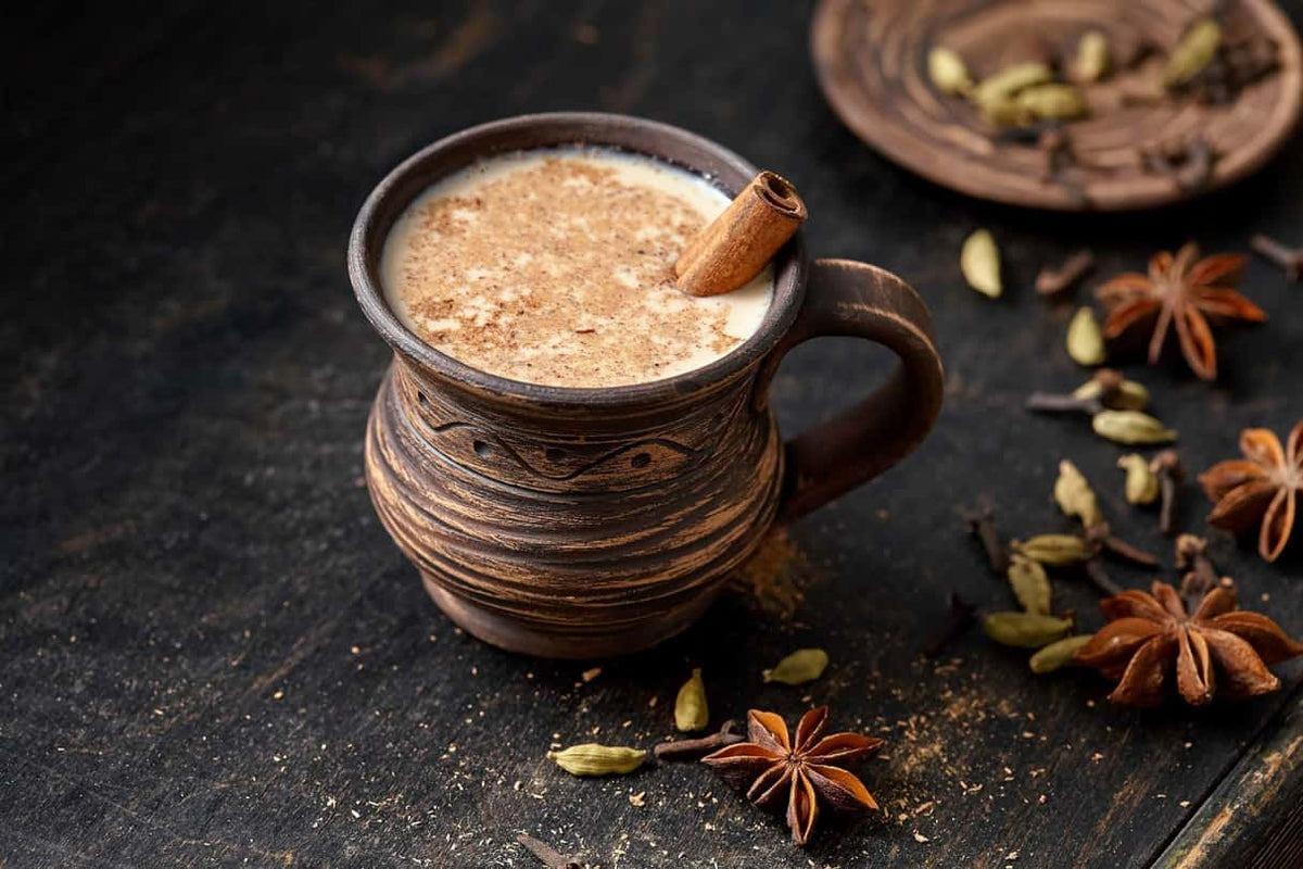 “Trà sữa” làm từ trà đen và sữa tươi cùng một số gia định như gừng, quế, bạch đậu khấu và đinh hương