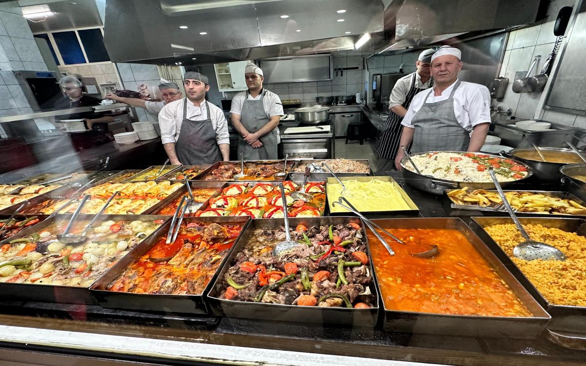 Điểm đến lý tưởng để khám phá các món ăn truyền thống, từ thịt cừu hầm mềm đến những hương vị đặc trưng của Ankara.