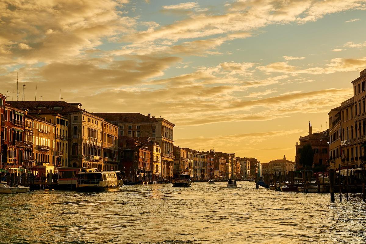 Kênh đào Venice rực vàng dưới nắng tàn, điểm hẹn lãng mạn của châu Âu
