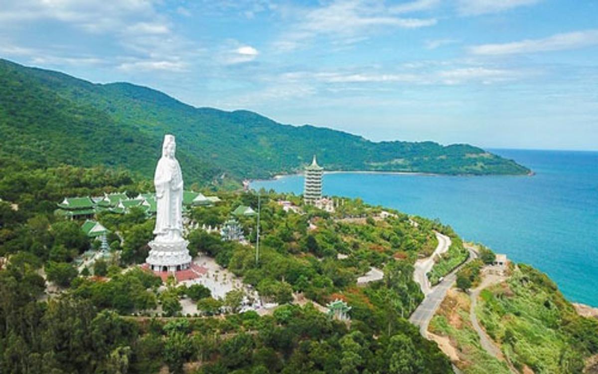 View toàn thành phố từ đỉnh bàn cờ, tượng Phật Quan Âm chùa Linh Ứng.