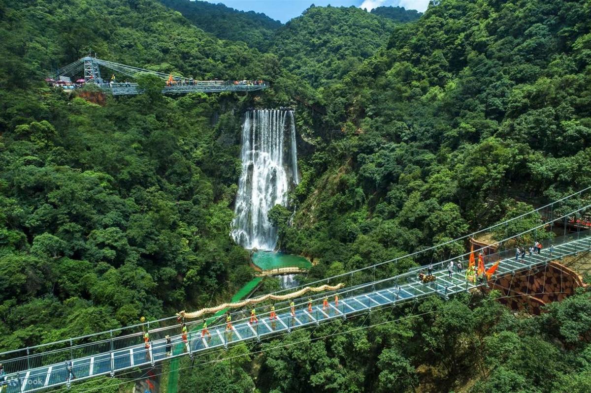 Đứng trên cầu kính Gulong Cayon bạn hoàn toàn có thể quan sát toàn cảnh núi non hùng vĩ