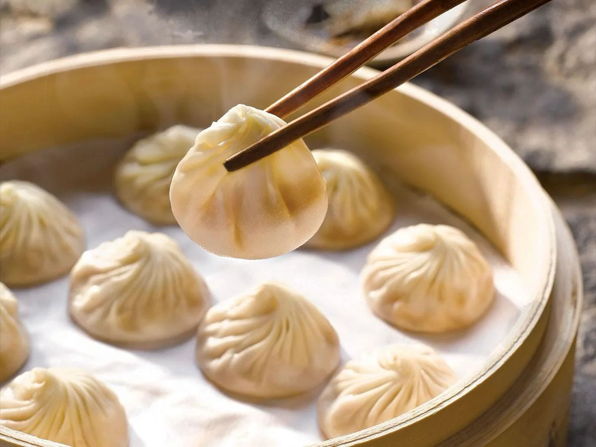 Tiểu long bao với lớp vỏ mỏng tang và nước súp nóng hổi