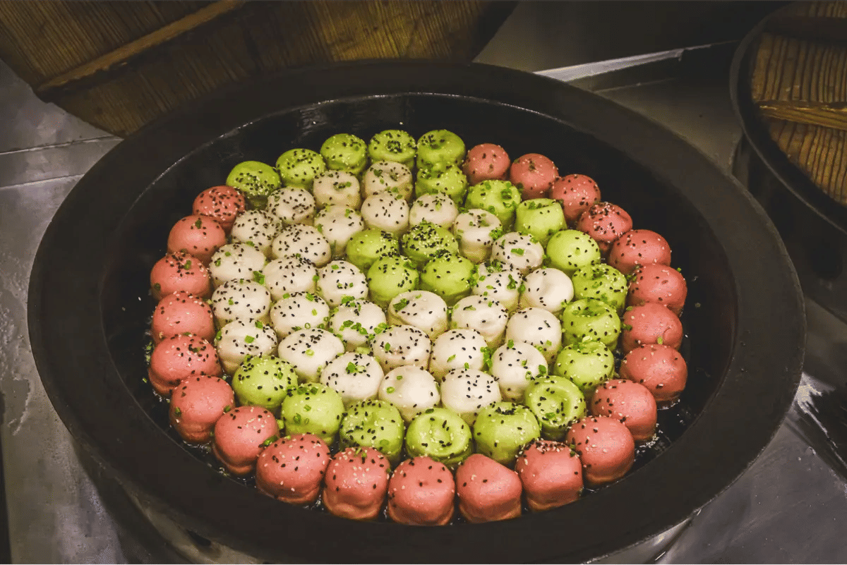 Bánh bao chiên với lớp vỏ mềm dẻo và phần đáy vàng xém