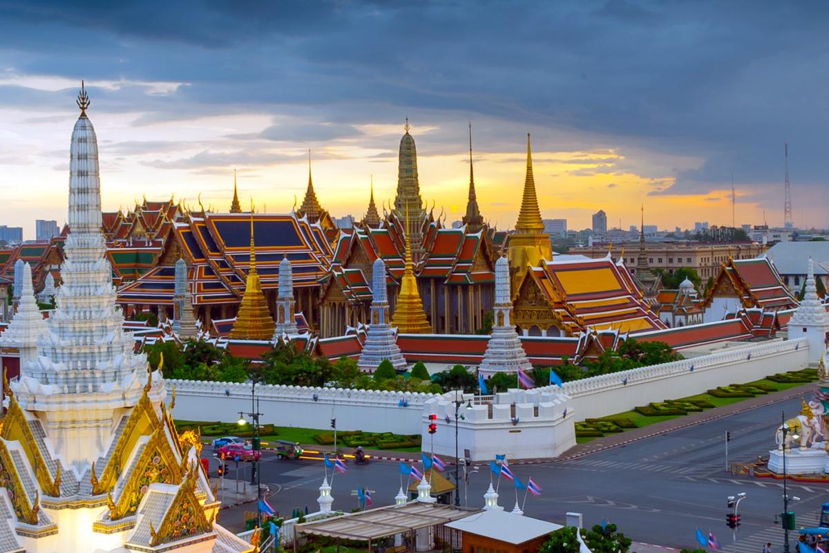 Bước chân vào chùa Thái, như bỏ lại sau lưng mọi ồn ào phố thị.