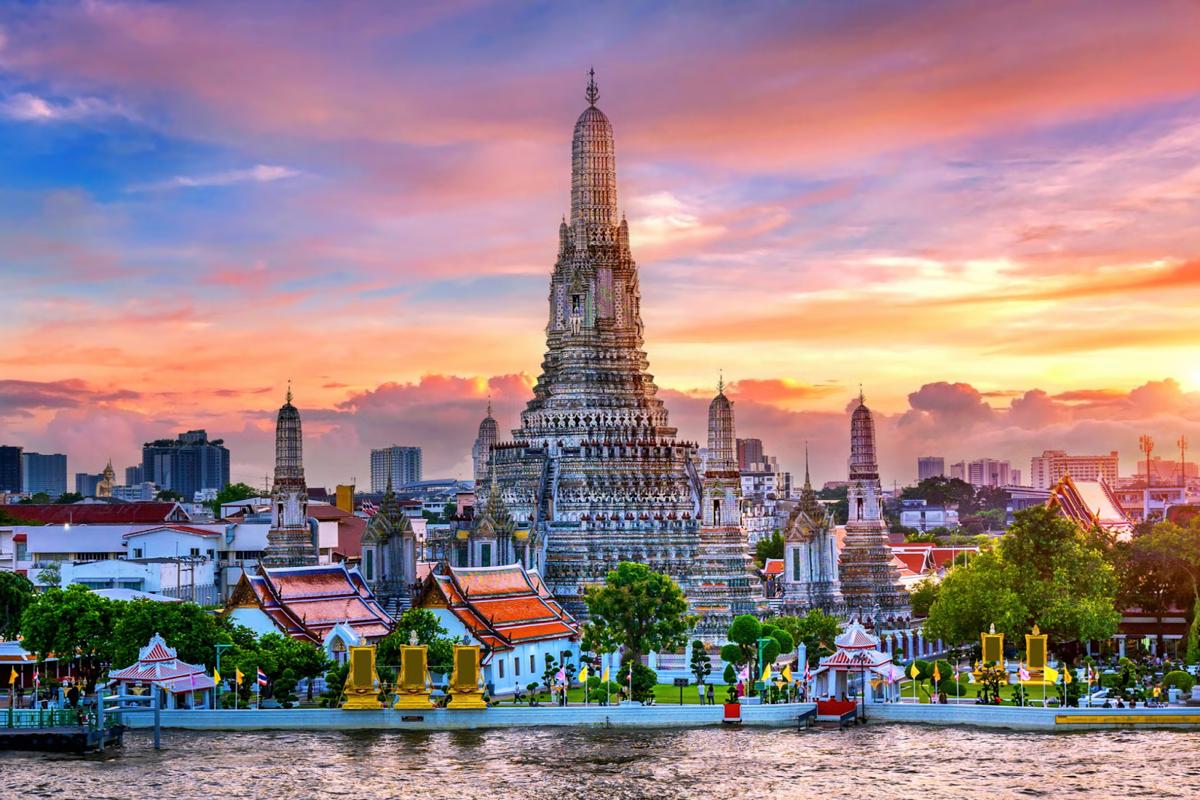 Bình minh trên sông Chao Phraya, Wat Arun rực rỡ như một giấc mơ cổ tích.