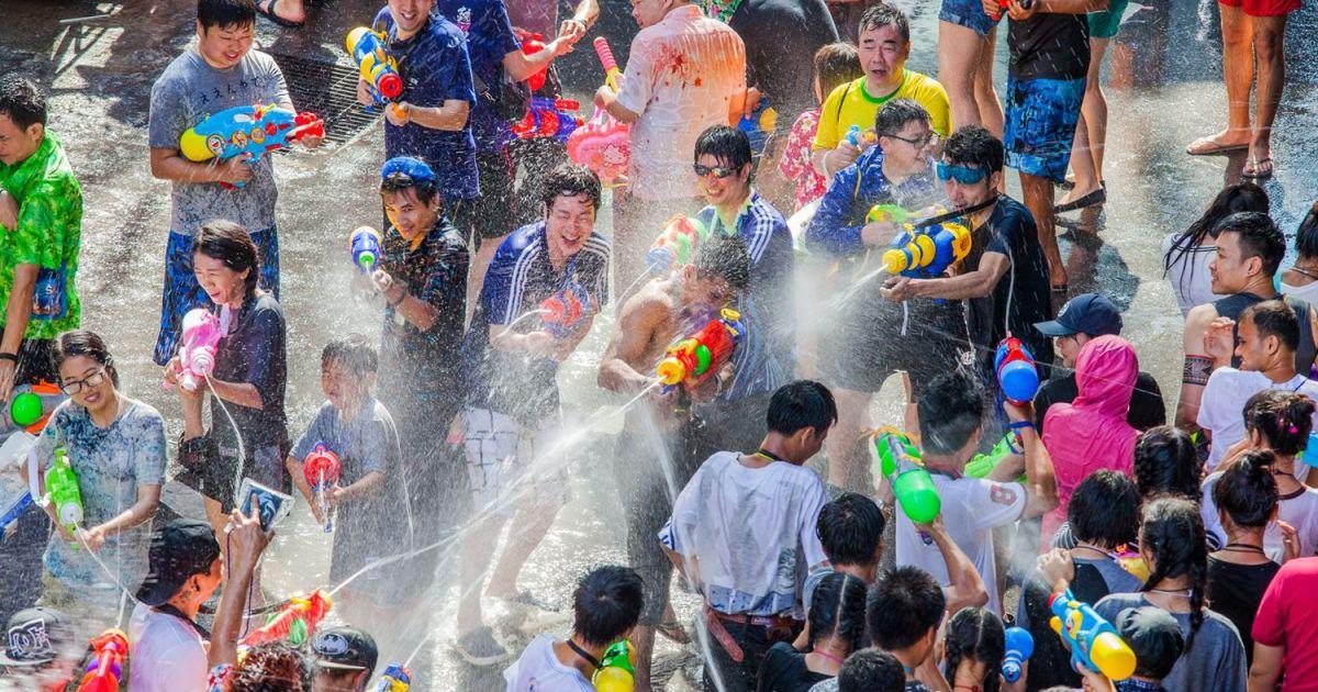 Lễ hội té nước lớn nhất Thái Lan - Songkran