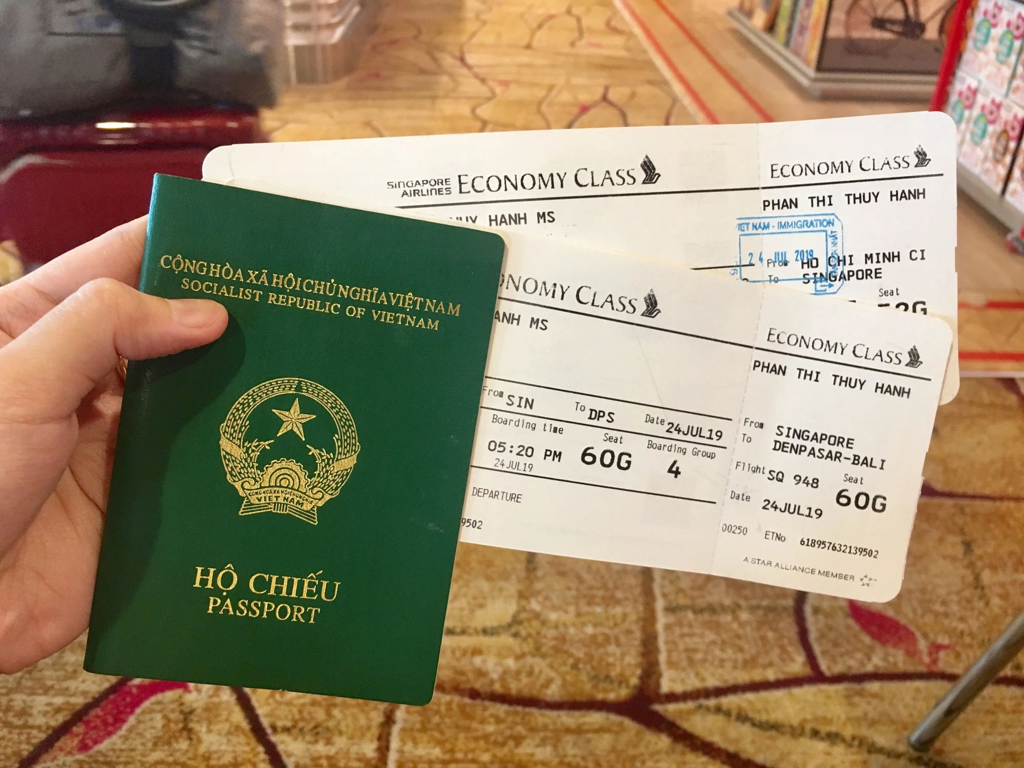 Hộ chiếu và vé máy bay cần phải chuẩn bị sẵn để thủ tục nhanh hơn