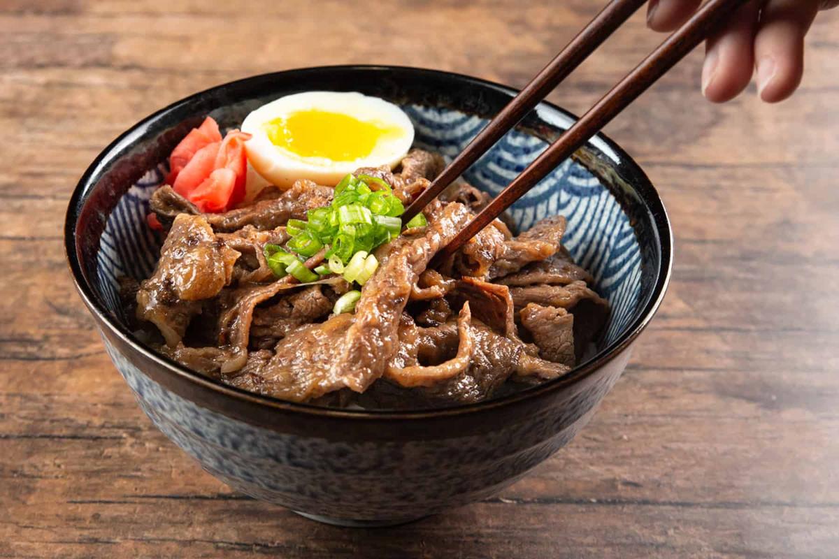 Cơm bò tiện lợi Gyudon – Bát cơm bình dân đậm chất Nhật