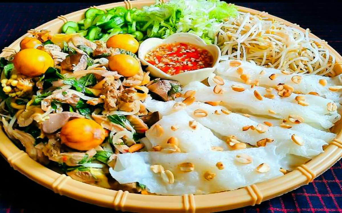 Bánh ướt lòng gà is considered the “default breakfast” when visiting Dalat.