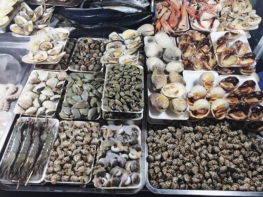 Hải sản tươi sống thường được bày bán trong các chợ đêm