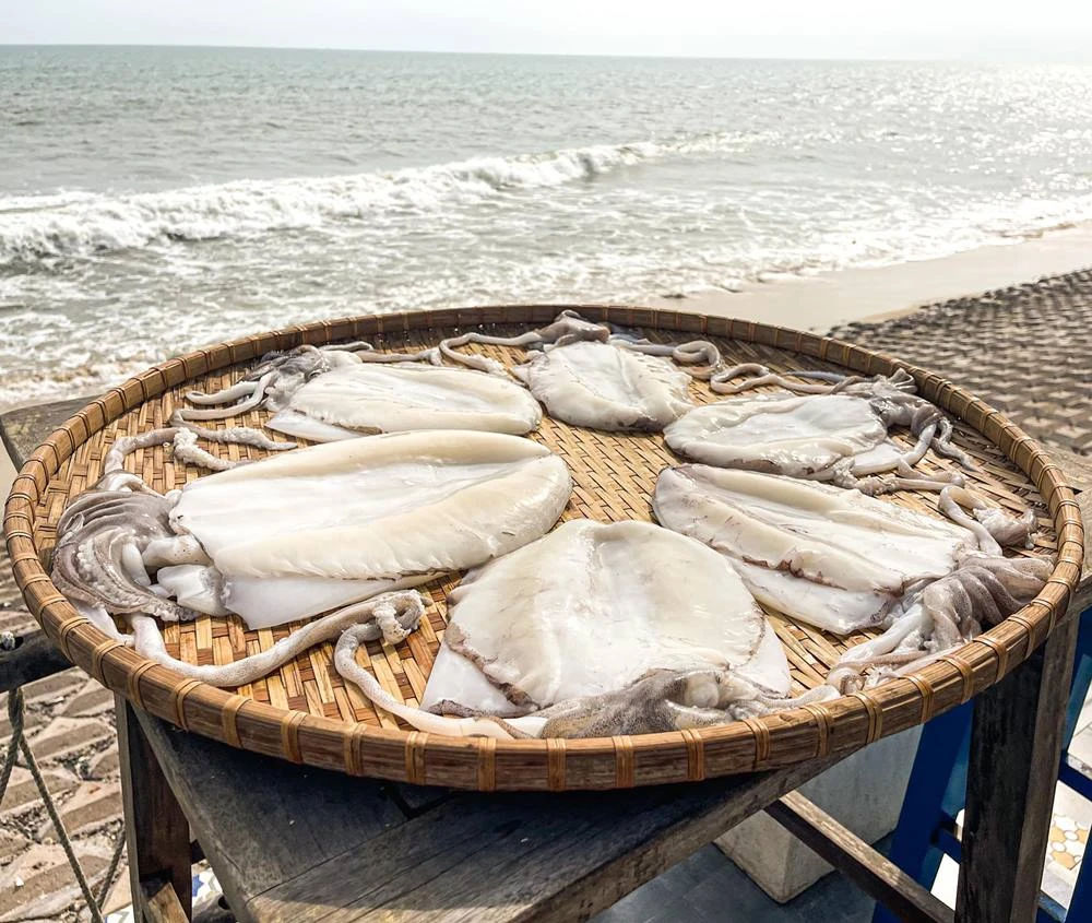 Mực tươi vừa đánh bắt, chế biến sạch được phơi dưới ánh nắng tự nhiên