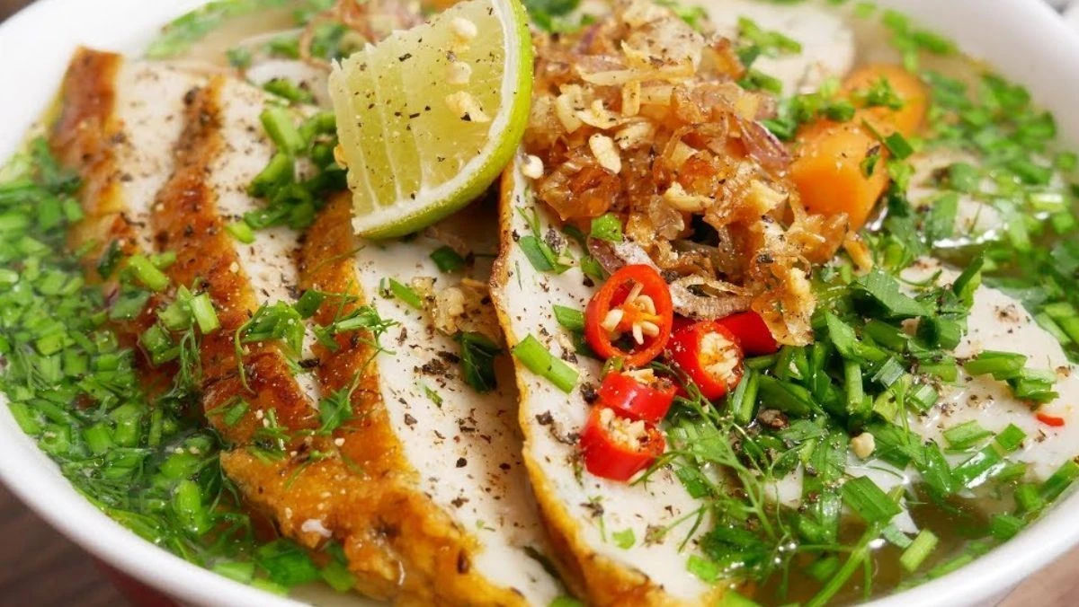 Bánh canh chả cá với nước dùng thanh ngọt