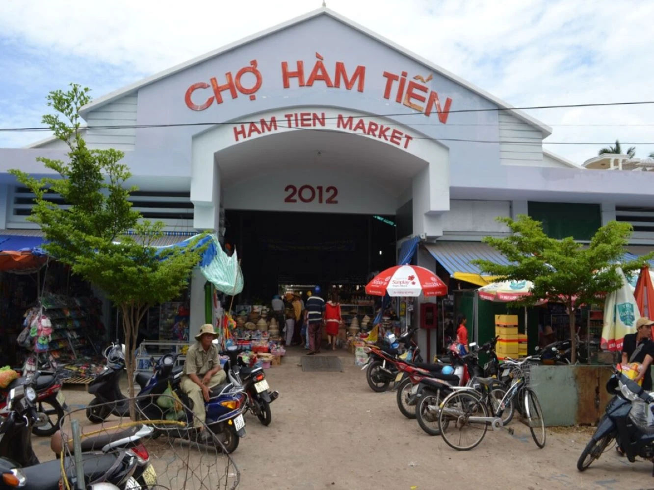 Cổng vào chợ Hàm Tiến tầm trưa